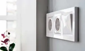 Nowoczesne gniazdka elektryczne. Sprawdź montaż osprzętu elektrycznego cena i odmień swoje wnętrze.