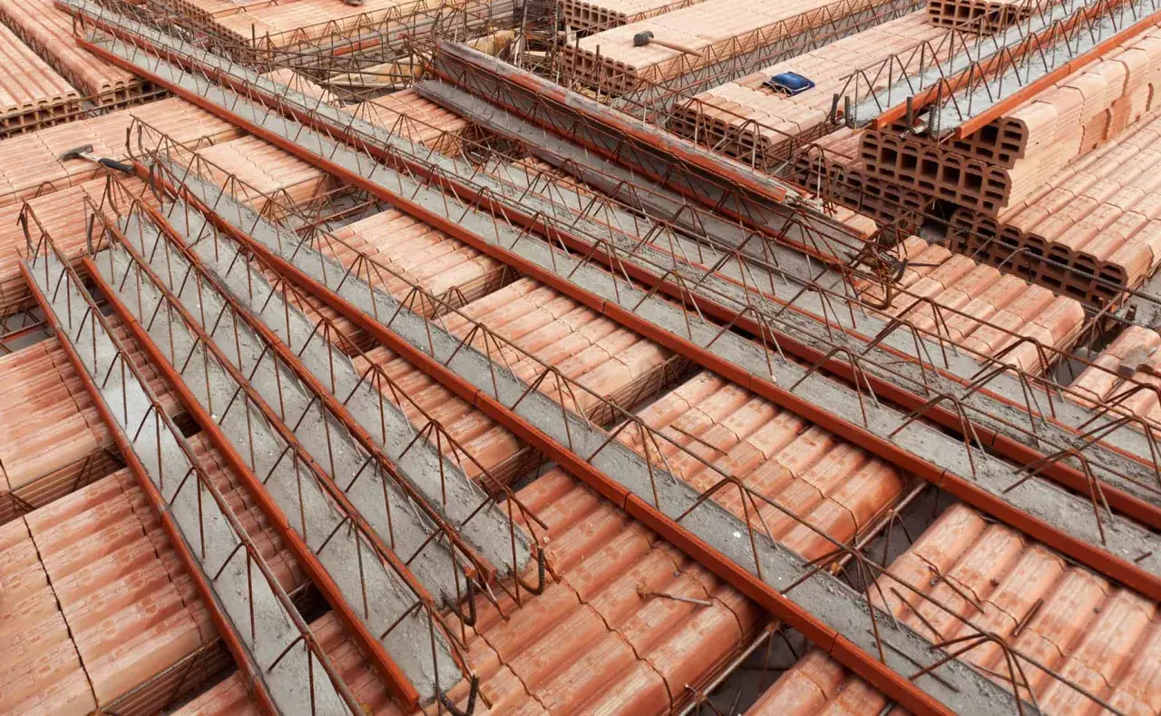 Budowa postępuje, widać ułożone pustaki ceramiczne i zbrojenie pod belkę teriva.
